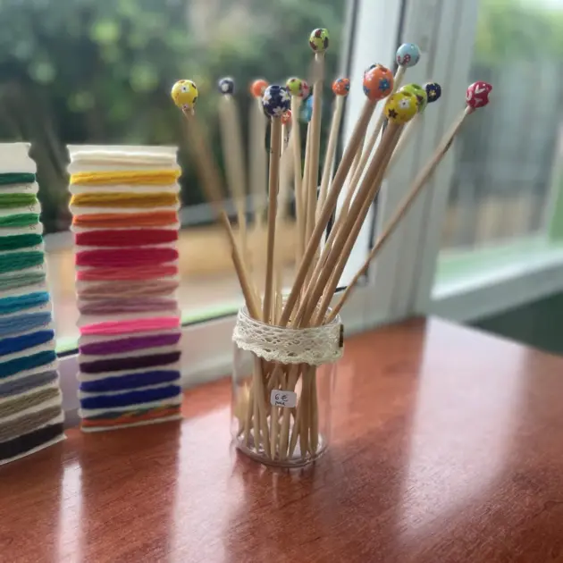 Agujas tejer pintadas a mano